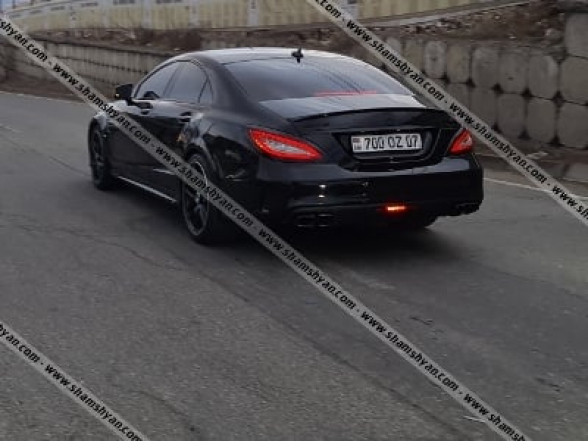 «Mercedes CLՏ 63»-ը Երևանում շրջում էր կեղծ գոլդ համարանիշներով. ղեկին ոստիկանության նախկին աշխատակցի որդին է եղել